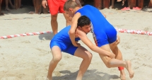 Stire din Sport : Campionatul Național de lupte pe plajă începe în stațiunea Mamaia