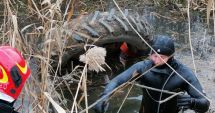 Stire din Actualitate : Un bărbat a murit după ce tractorul în care se afla s-a răsturnat într-un canal adânc de doi metri