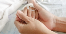 Stire din Eveniment : PĂRINȚII UNEI FETIȚE BOLNAVE DE CANCER, OBLIGAȚI DE INSTANȚĂ SĂ CONTINUE TRATAMENTUL COPILULUI. Aceștia cred că fiicei îi vor fi furate organele