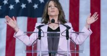 Stire din Actualitate : Fosta candidată democrată Marianne Williamson, din nou, în cursa pentru Casa Albă