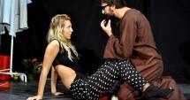 Stire din Cultură-Educație : Comedia "Dragoste  și căpșuni",  la Harlequin