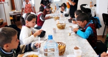 Stire din Social : Primesc o masă caldă la cantina socială a comunei