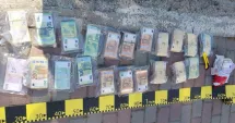 Stire din Eveniment : Captură impresionantă la frontieră. Sute de mii de euro găsiți ascunși în compartimentele unui microbuz