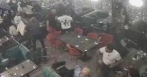 Stire din Eveniment : Bătaie ca-n filme într-un restaurant. Un bărbat a avut nevoie de îngrijiri medicale