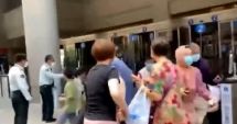 Stire din Actualitate : Haos după ce patru persoane au fost înjunghiate într-un spital. Atacatorul luase mai mulţi ostatici