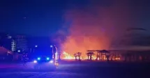 Stire din Eveniment : Incendiu puternic în Mamaia! Două beach baruri au fost făcute scrum