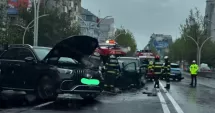 Stire din Eveniment : Carambol provocat de un șofer de 39 de ani care a intrat pe contrasens. O femeie a ajuns la spital