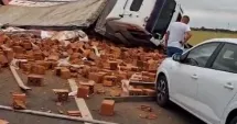Stire din Eveniment : Impact devastator pe șosea. Un TIR încărcat cu cărămizi a strivit un autoturism