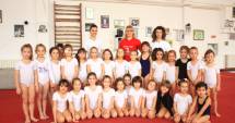 Stire din Sport : Primii pași în gimnastica artistică.  Din joacă-n joacă, până la performanță