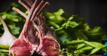 Stire din Social : Deşi carnea de miel nu s-a scumpit, românii nu mai cumpără la fel de mult ca în alţi ani