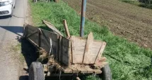 Stire din Eveniment : Coliziune puternică între o mașină și o căruță încărcată cu fân