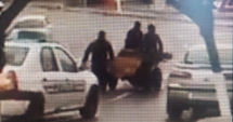 Stire din Eveniment : VIDEO. Trăgeau la căruță, cu calul leșinat în spate! Polițiștii s-au uitat și au plecat