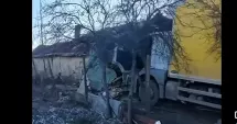 Stire din Eveniment : Un TIR scăpat de sub control a intrat distrus casa unei bătrâne. Șoferul era beat