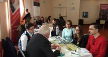 Stire din Cultură-Educație : Cât îi costă pe părinți luxul de  a-și trimite odraslele la studii în Europa