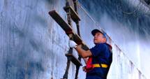 Stire din Economie : Cât de greu este  să fii pilot maritim