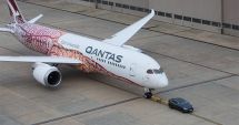 Stire din Auto : VIDEO. Record mondial: momentul în care o Tesla Model X tractează un Boeing 787-9 de 63 de metri