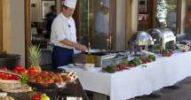 Stire din Social : Cât mănâncă românii în vacanțele all inclusive