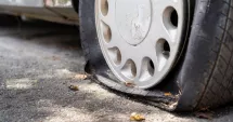 Stire din Eveniment : Doi tineri au fost reţinuţi după ce ar fi tăiat anvelopele a 14 autovehicule