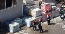 Stire din Eveniment : Anchetă penală după incendiul care a devastat o hală cu materiale de construcții