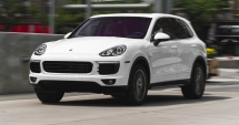 Stire din Eveniment : Porsche Cayenne, prădat de hoți, pe bulevardul Mamaia. 22.000 lei furați din mașină