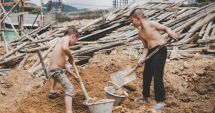 Stire din Eveniment : Caz revoltător în România. Copii de 12 ani, forțați să muncească în construcții 18 ore pe zi