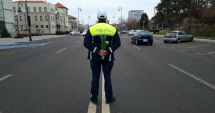 Stire din Eveniment : Polițiștii constănțeni au împărțit flori și zâmbete în trafic