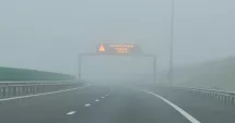 Stire din Social : Drumuri acoperite de ceață densă. Vizibilitatea este redusă în trafic