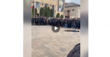 Stire din Actualitate : Cadavrul unui tânăr de 17 ani a fost adus într-o piața publică, iar localnicii au fost chemați să se uite la el