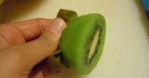 Stire din Fun : VIDEO. Cum cureți un kiwi în doar 3 secunde
