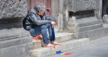 Stire din Eveniment : Doi soți au fost atacați de mai mulți indivizi într-o parcare, după ce au refuzat să dea bani unui cerşetor