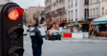 Stire din Actualitate : Exploatați și controlați prin amenințări: români obligați să cerșească la semafoare
