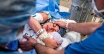 Stire din Sănătate : Jigniri la adresa mamelor: "O mamă care naște prin cezariană nu este o mamă bună?"