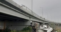 Stire din Eveniment : UPDATE Accident neobișnuit! O betonieră s-a răsturnat de pe podul din Agigea