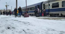 Stire din Economie : Trenuri întârziate, peroane și scări alunecoase! „Ne rupem picioarele!“