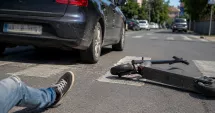 Stire din Eveniment : Șoc în trafic. Un adolescent pe trotinetă ar fi fost lovit intenționat cu mașina, apoi bătut