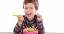 Stire din Sănătate : Ce este bine să mănânce copiii.  Sfaturi de la specialiști