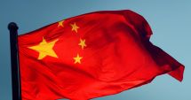 Ambasada Chinei din Ucraina îşi îndeamnă cetăţenii să afişeze steagul chinez pe maşini