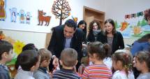 Stire din Politică-Administrație : Galerie foto. Senatorul Gigi Chiru a oferit cadouri copiilor de la grădinițele din Constanța