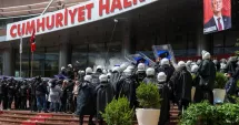 Stire din Actualitate : Haos și confruntări violente în Turcia. Poliția a luat cu asalt sediul principalului partid de opoziție