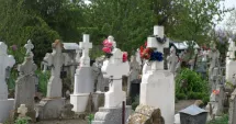 Stire din Eveniment : Scene revoltătoare în cimitir. Mai mulți tineri au dansat şi au simulat raporturi sexuale pe morminte