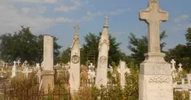 Stire din Eveniment : Sfârșit tragic pentru un băiat de 12 ani. O cruce funerară s-a desprins și l-a lovit mortal
