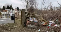 Stire din Actualitate : Cimitir transformat în groapă de gunoi. Oamenii au chemat poliția
