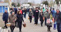 Stire din Social : Galerie foto / Paștele Blajinilor, la Constanța. Credincioșii și cerșetorii au invadat cimitirele