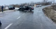 Stire din Eveniment : Cinci persoane rănite după un accident provocat de un tânăr de 18 ani, într-o curbă periculoasă