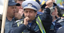Stire din Eveniment : Bătaie de joc la adresa polițiștilor  și militarilor: "Taie de la cei cuminți, că sunt proști"