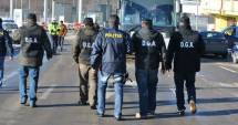 Stire din Eveniment : Cine sunt cei trei polițiști acuzați că îi ajutau pe hoți să fure carburant  din portul Constanța