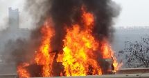 Stire din Eveniment : O mașină a luat foc pe Autostrada Soarelui. La fața locului intervine Detașamentul Palas de pompieri