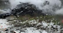 Stire din Eveniment : Un autoturism a luat foc în urma unui accident cu o cisternă, fără ca pasagerii să poată ieşi
