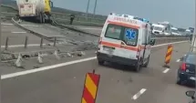 Stire din Eveniment : Pericol de explozie. Cisternă cu GPL scăpată de sub control pe autostradă