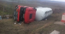 Stire din Eveniment : PERICOL DE EXPLOZIE. O cisternă plină cu motorină s-a răsturnat